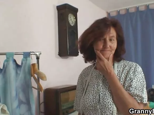 Mamamama ti o dawa gba xxx ti o dagba ni ede Spani nikan pẹlu akukọ ti o duro.