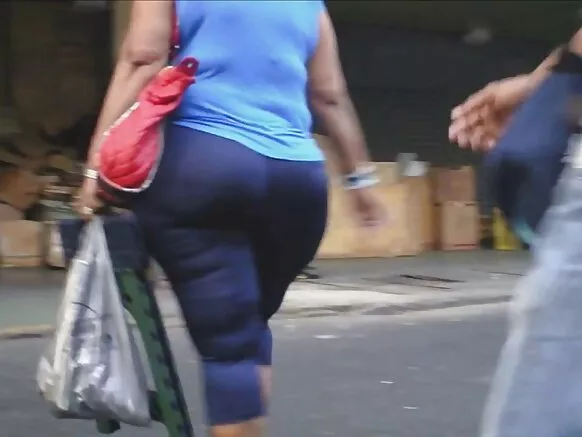 Eleyi Colombian furo matures gbona lori eti okun.