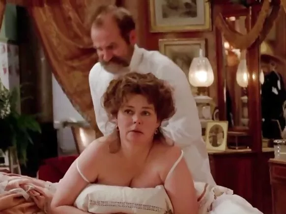 Awọn fiimu sinima ti onibaje furo pẹlu awọn obinrin ti o dagba oyan Fanny Vintage ati Alexandra.