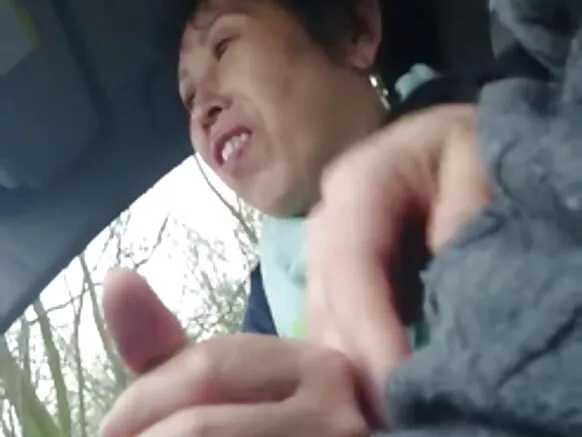 Chinese lady, atijọ obirin dudu fokii agbalagba homeboys, jerking rẹ Dick ni awọn ọkọ ayọkẹlẹ.