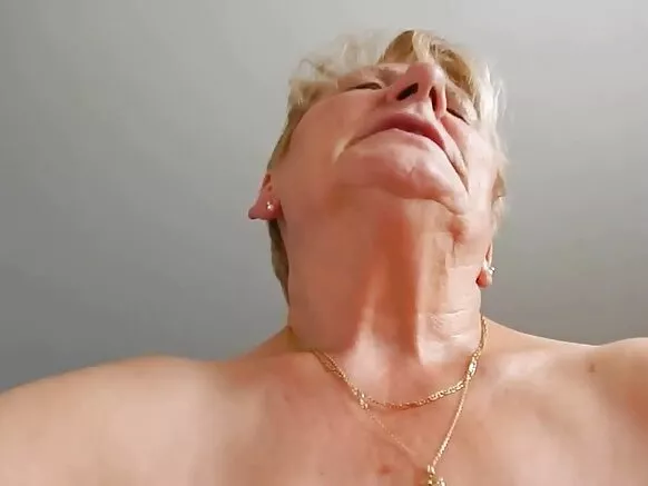 A homely mamama gùn ọkọ rẹ ati ki o gbiyanju ko lati kerora lati atijọ dicks.
