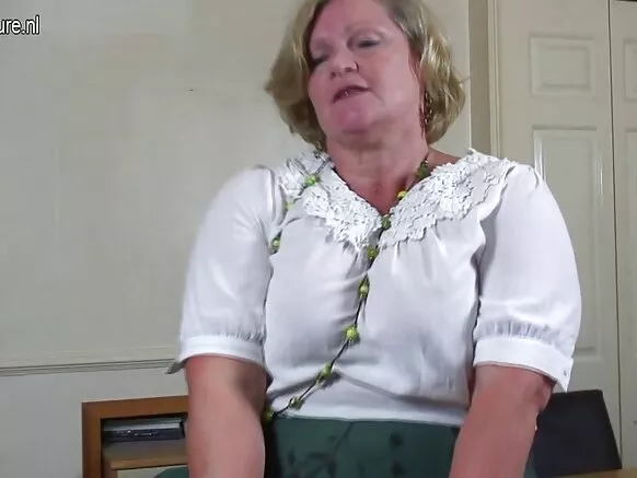 Mamamama pẹlu ńlá oyan yoo bi grannies fokii wọn grandson.