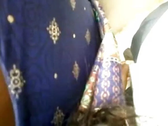 Tamilnadu iya ati ọmọbinrin Oyan Ọkọnrin aunty jerking ni pipa ni gbangba enia.