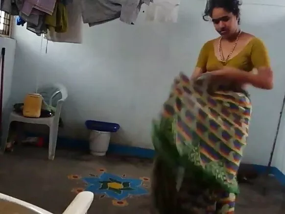 Desi pẹlu onirun armpits, ogbo obirin fun ibalopo ni baluwe wọ saree lẹhin.