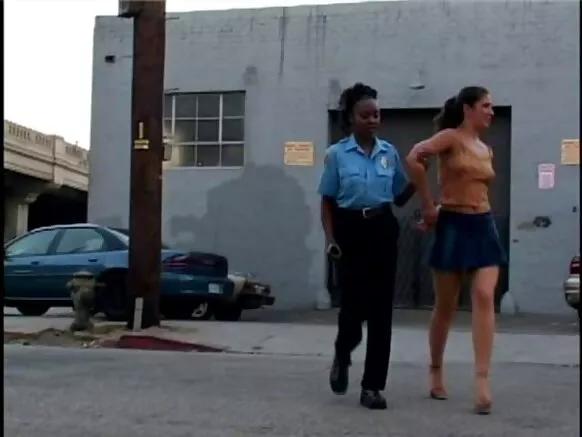 Lẹwa ebony bilondi Ọkọnrin ẹrú slut fẹràn joko lori Oyan rẹ Spanish ogbo obirin oju.