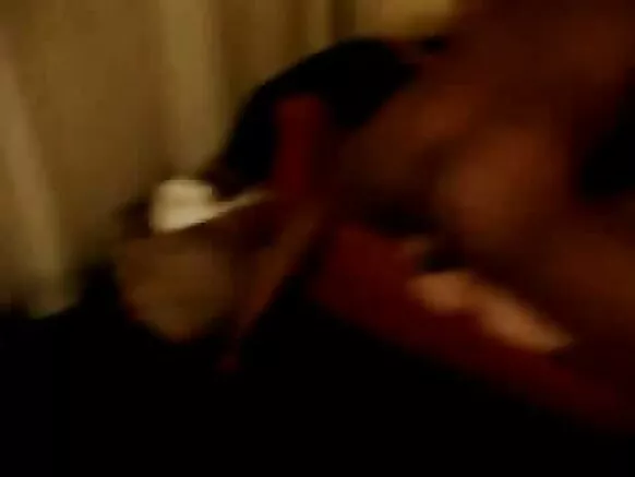 A ogbo bilondi fokii a iyawo iyawo ati ki o fokii kan dudu ọkunrin.