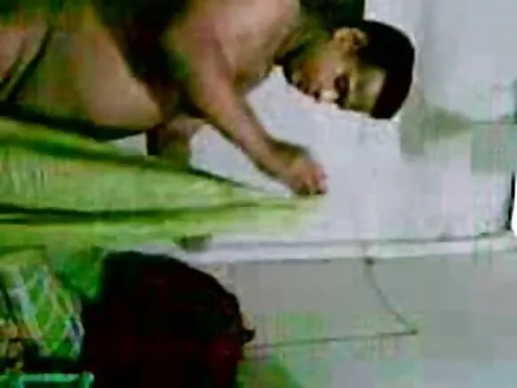 Real ibilẹ Indian aunty ni saree nini ibalopo Mama pẹlu ọkọ.