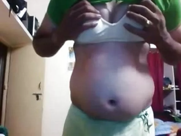 Oyan ogbo gbona Indian tranny ti ibilẹ ṣiṣafihan ara ani diẹ sii lori kamẹra.