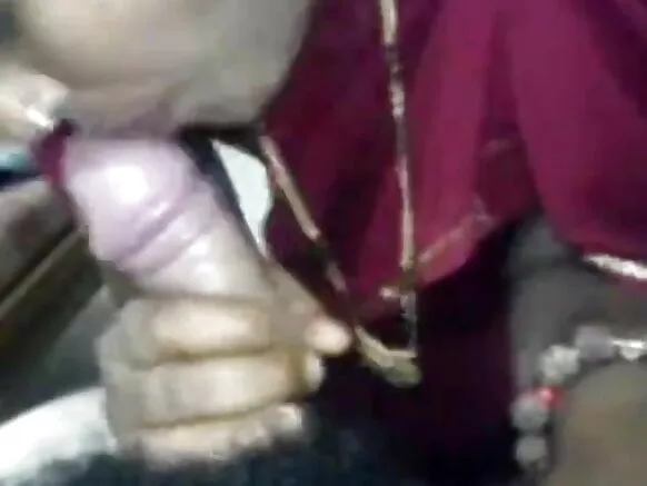 Fidio onihoho inu ile India pẹlu awọn obinrin agbalagba ni saris pupa.