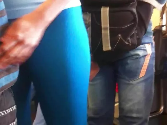 Arabinrin ọlọrọ pupọ pẹlu awọn grannies irun ni lycra buluu.