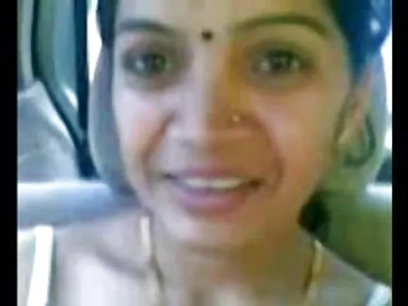 Smart ogbo atijọ iyaafin aunty fifi Indian ori omu ni ọkọ ayọkẹlẹ.