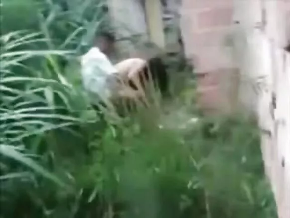 Aládùúgbò jẹ fidio ti awọn obinrin ogbo ti o sun oorun ti a mu lori patio.