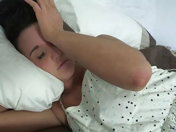 Awọn ala aladun ti iya ati ọmọbirin ti npa lori ọkọ akero bi awọn irin ajo.