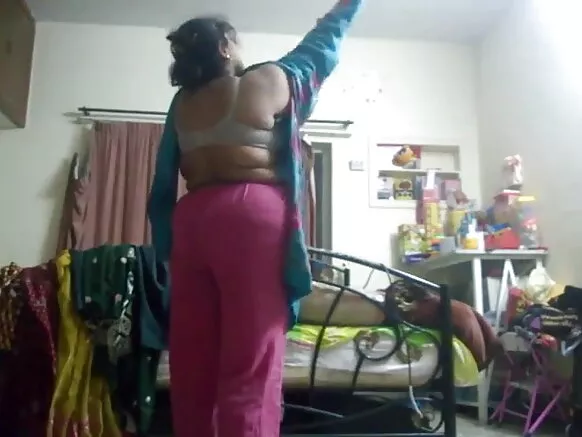 A gbona anti filimu ibalopo pẹlu awọn tara ati awọn ọdọmọkunrin pẹlu farasin fatties.
