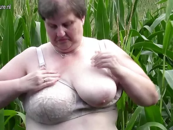 Ogbo sanra ogbo mexican bbw iya fokii ara rẹ ni ita.