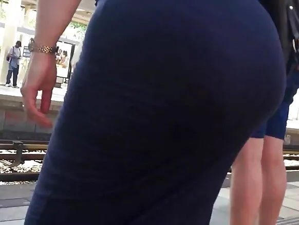Spying on Ogbo pẹlu Big Yika Ass - Oyan Orgasmic PAWG MILF - Ass Voyeur.