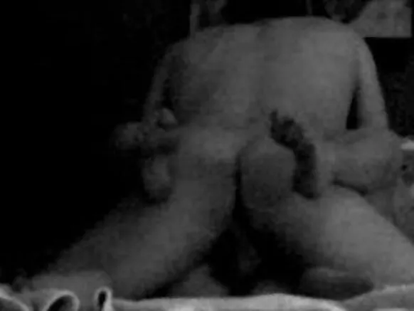 Grannies fokii iyawo aladugbo wọn ni iwaju kamẹra ti o farapamọ.