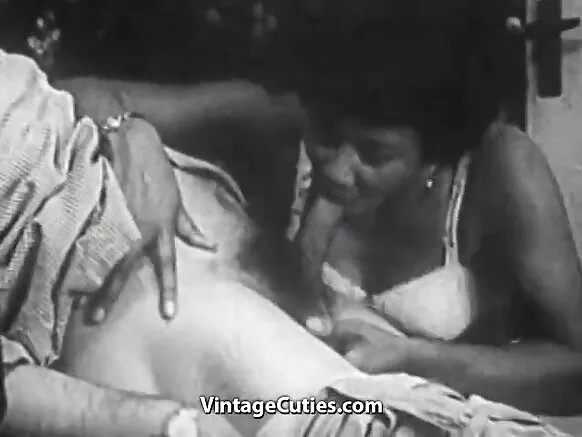 Furo ti o pe, obinrin ti o dagba ni gbese ni awọn aṣọ ifenusinu, ojoun 1950s.