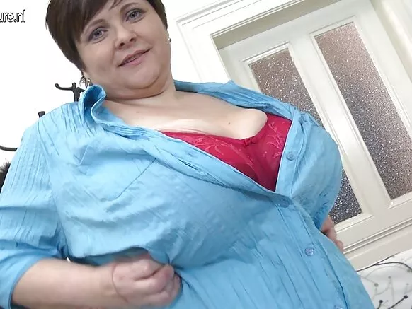 Mama ogbo nla pẹlu awọn ere tinrin oyan ogbo.