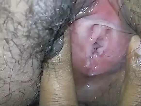 Indian desi milf fokii gbona iyaafin ká irun obo nigba ti kàn rẹ clit.