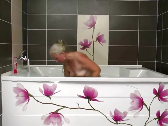Old Mama gba odo Dick ni baluwe, Mama seduces rẹ atijọ ọmọ.