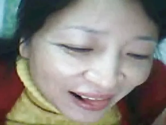Ni awọn fidio xxx ti iyan ogbo pẹlu awọn ori omu Kannada nla.