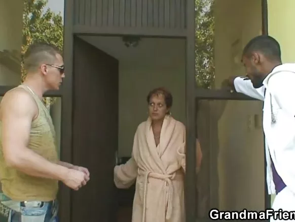 Mamamama ni ainireti, iyaafin adashe xxx nikan pẹlu awọn eniyan meji.