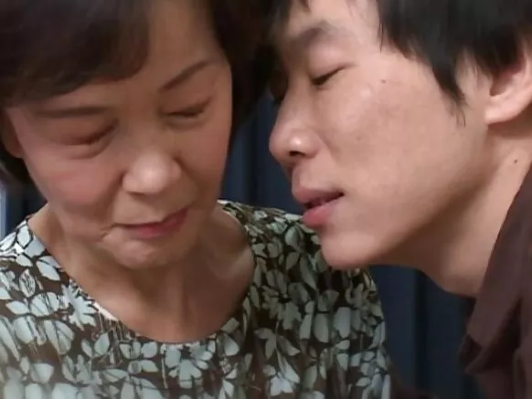60+ awọn fidio ti grannies pẹlu gbona tara.