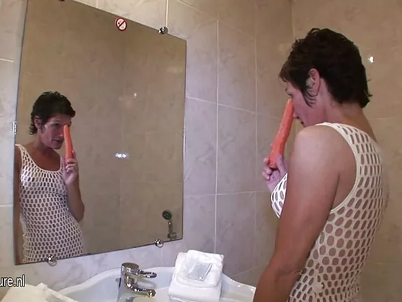 Iya ti o dagba ti nrin gba oyan dudu xxx.