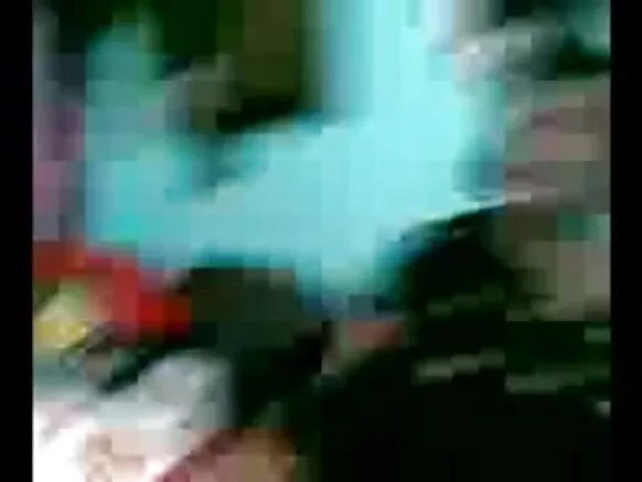 Arakunrin India ti n gbiyanju lati gbadun fidio onihoho ori ayelujara pẹlu ololufẹ aṣiri rẹ aunty 30 ọdun atijọ tara.